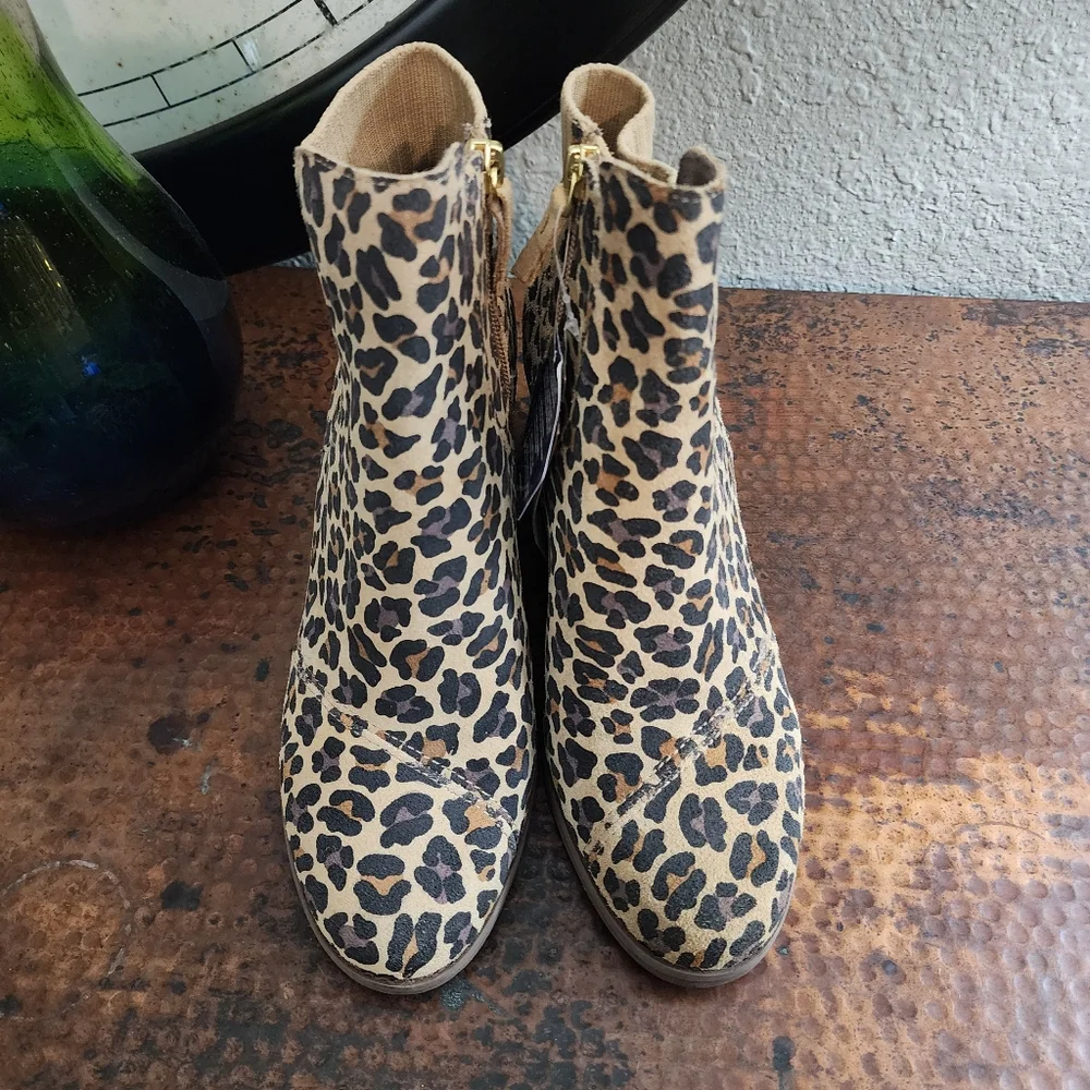 TOMS Sadie Suede Wedge in Leopard